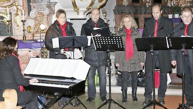 Der Vokalchor "Klang Total" war mit bekannten weihnachtlichen Weisen zu hören. Er wurde von Monika Schramm am elektronischen Klavier begleitet (von links): Ute Buhl, Brigitte Dietz, Michael Bergner, Elmar Schramm und Reinhard Ehrlich.  Foto: Michael Stelzner
