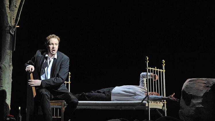 Bodo Busse inszenierte Franz Schuberts "Winterreise" am Landestheater Coburg. Als Solist beeindruckt der junge Tenor David Zimmer.Foto: Andrea Kremper