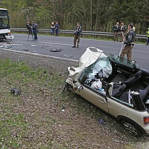 Schonungen: Schulbus gegen Auto