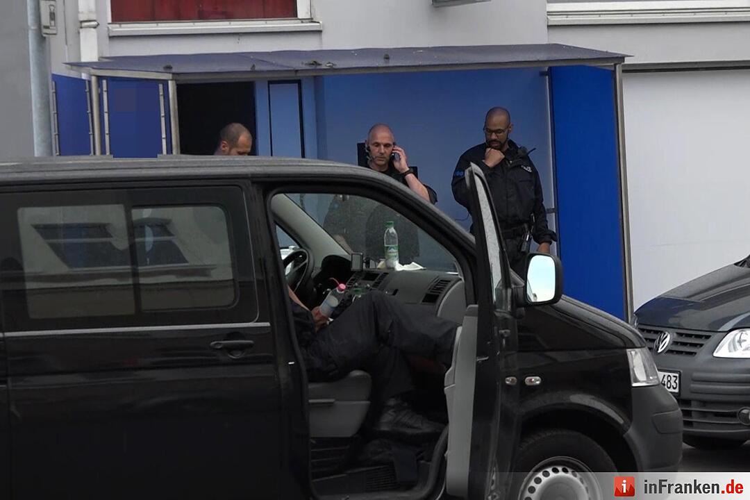 Polizeieinsatz in Bamberg: Hintergrund noch unklar - Beamte hatten augenscheinlich ein Gebäude im Fokus – Mehrere Fahrzeuge der Bereitschaftspolizei vor Ort