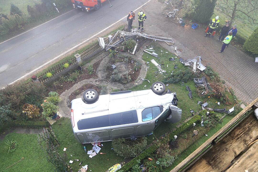 Landkreis Forchheim: Transporter landet in Garten