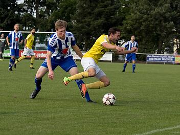 Julian Lorz (links) von der SpVgg Germania Ebing trennte Dominik Eideloth vom TSV Ebensfeld im Hinspiel unsanft vom Ball. F&uuml;r die knappe 1:2-Derbyniederlage der Vorrunde will sich Ebensfeld heute Abend revanchieren.  Foto: Hartmut Klamm