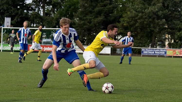 Julian Lorz (links) von der SpVgg Germania Ebing trennte Dominik Eideloth vom TSV Ebensfeld im Hinspiel unsanft vom Ball. F&uuml;r die knappe 1:2-Derbyniederlage der Vorrunde will sich Ebensfeld heute Abend revanchieren.  Foto: Hartmut Klamm