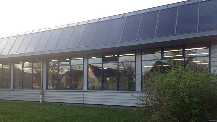 Die zwingend notwendige Sanierung der Sportgebäude an der Dreiberg-Schule in Knetzgau, zu denen auch das Schwimmbad zählt, soll 2,1 Millionen Euro kosten. Von der Gemeinde alleine kann die Maßnahme nicht getragen werden.Christiane Reuther