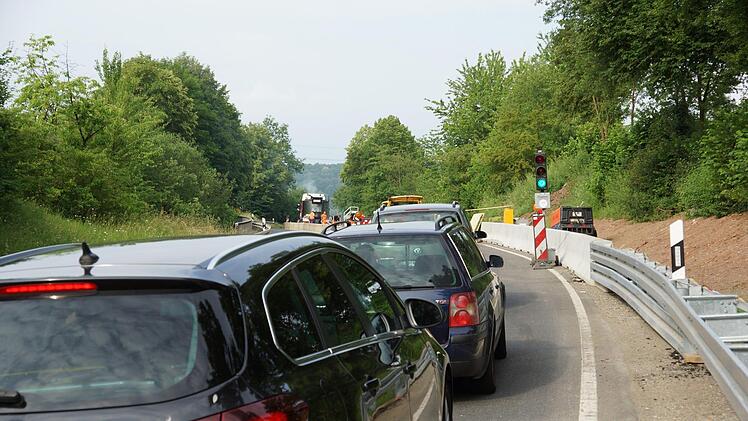 ie Ampelregelung an dem Baustellenabschnitt bleibt nach wie vor in Betrieb. Foto: Arkadius Guzy