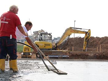 Im Baugebiet in Etzelskirchen tut sich was. Erste Häuser und Rohbauten stehen schon. Etliche Parzellen sind aber noch unbebaut. Foto: Christian Bauriedel