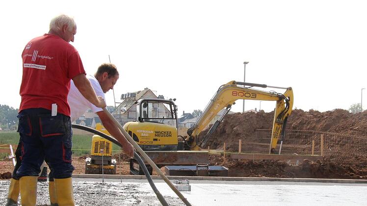 Im Baugebiet in Etzelskirchen tut sich was. Erste Häuser und Rohbauten stehen schon. Etliche Parzellen sind aber noch unbebaut. Foto: Christian Bauriedel