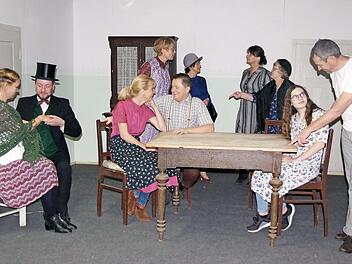 Für das Stück "A Leich im Gattn" geht in der Kronachtalhalle dreimal der Vorhang auf. Foto: Heike Schülein