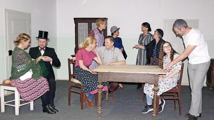 Für das Stück "A Leich im Gattn" geht in der Kronachtalhalle dreimal der Vorhang auf. Foto: Heike Schülein