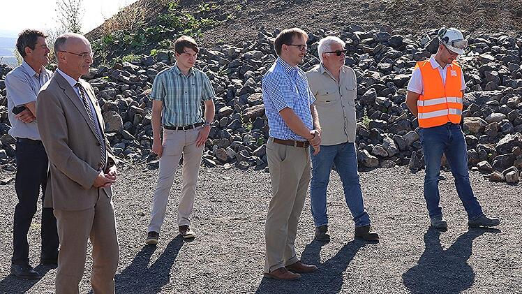 Den Liedbeiträgen der Kindergartenkinder aus Maroldsweisach lauschen hoch droben auf dem Zeilberg von links: Winfried Seufert, Landrat Wilhelm Schneider, Lukas Bandorf, Bürgermeister Wolfram Thein, Norbert Schmucker und von der Steinbruch AG Stefan Rüppel (rechts) mit weiteren Mitarbeitern.