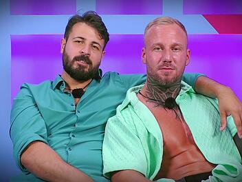 Der vergebene David (links) bringt Elena beim Tanzen zu Fall