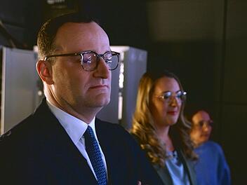 Jens Spahn lie&szlig; sich f&uuml;r die Doku "Im Maschinenraum der Macht" mit der Kamera begleiten.