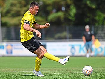 Danny Schlereth &uuml;berragte beim 6:2-Sieg in Knetzgau. Hier erzielt der Spielertrainer das 4:1. Ryan Evans