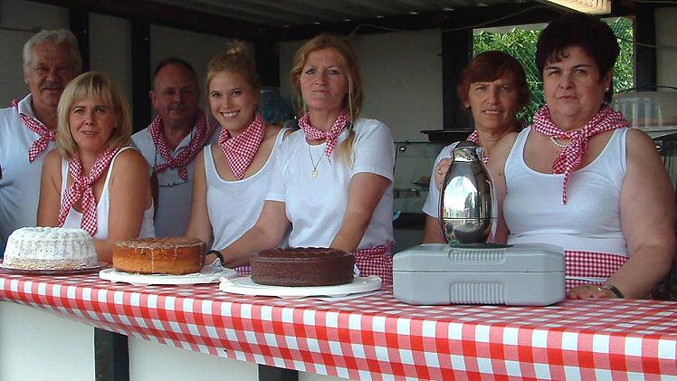 Mit vielen selbstgebackenen Kuchen war beim Limbacher Flößerfest die Kaffeebar bestückt, die von den Mitgliedern des GV "Sängerlust" bewirtschaftet wurde.