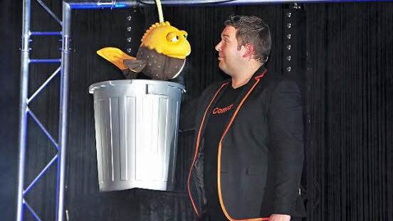 Das hatten die Zuschauer nicht erwartet: zum ersten Mal trat der bekannte und beliebte, aber bisher nur verbal in Erscheinung getretene "Spezi-Fisch" auf der Bühne in Erscheinung. Fotos: Ulrike Langer