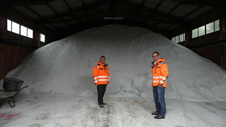 900 Tonnen Salz sind beim Kreisbauhof eingelagert. Vor dieser Menge sehen Heiko Tremel und Franz Winkler klein aus.