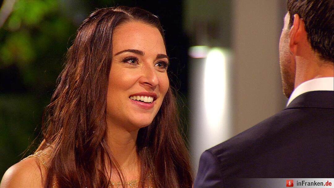 Leonard begrüßt Sarah vor der Villa Alle Infos zu 'Der Bachelor' im Special bei RTL.de: http://www.rtl.de/cms/sendungen/der-bachelor.html.