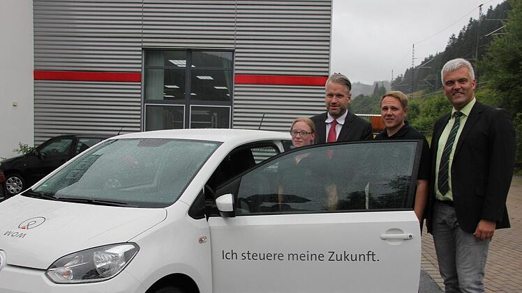 Lina-Marie Harnisch wurde in diesem Jahr als beste Azubi im zweiten Lehrjahr ausgezeichnet. Die Mechatronikerin erhielt nun von ihrem Ausbildungsbetrieb einen VW-up, den sie für ein Jahr kostenlos nutzen kann. Mit im Bild: Geschäftsführer Oliver Kupka (Zweiter von links), Bürgermeister Timo Ehrhardt (Vierter von links) Foto: Veronika Schadeck