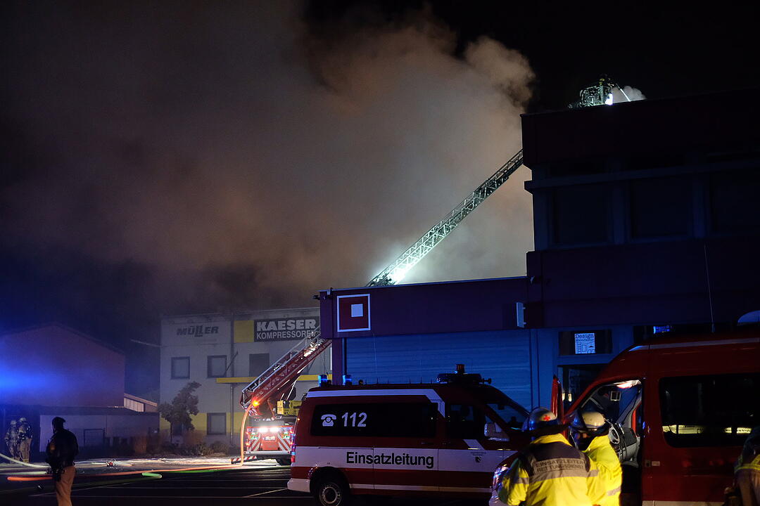 Großbrand zerstört Industriegebäude in Nürnberg