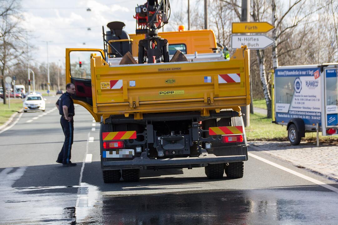 Frontal von Lkw erfasst –  Fußgänger schwebt nach Unfall in Nürnberg in Lebensgefahr