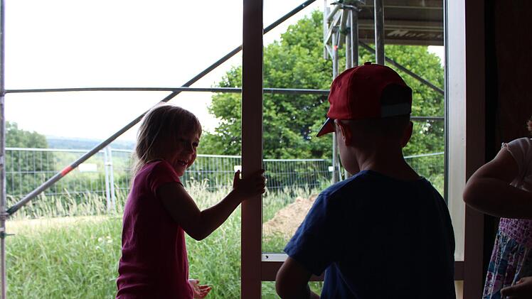 Zum ersten Mal dürfen die Kinder ihren zukünftigen Kindergarten von innen begutachten. Foto: Julia Raab
