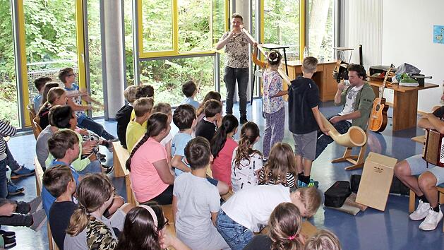 Eine Musikstunde mit den "Dorfrockern" hatten die Oberauracher Grundsch&uuml;ler. Das machte nicht nur den Kindern, sondern auch Tobias, Philipp und Markus Thomann gro&szlig;en Spa&szlig;. Foto: Sabine Weinbeer