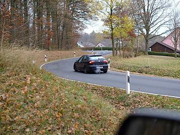 Der Kurvenbereich am Ortsausgang von Wartmannsroth soll entschärft werden.  Foto: Gerd Schaar