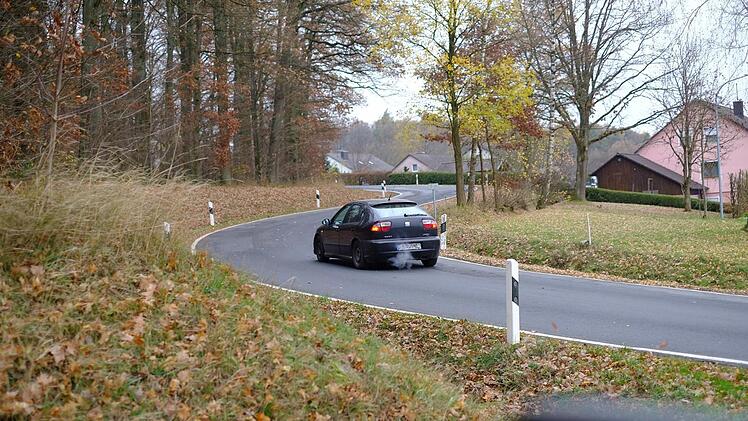 Der Kurvenbereich am Ortsausgang von Wartmannsroth soll entschärft werden.  Foto: Gerd Schaar