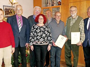 Ehrungen beim Gesangverein Feuln/Waizendorf; im Bild (von rechts) Bürgermeister Werner Diersch, Pavel Zahorsky und Manfred Lutz, Sängerkreis-Geschäftsführer Ernst Klughardt, Vorsitzende Gisela Ohnemüller, Chorleiter Christian Knörrer, Sängerkreis-Vorsitzender Klaus Hoffmann und Neuzugang Gregor Bauer Foto: Dieter Hübner
