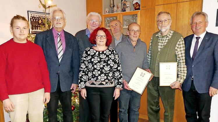 Ehrungen beim Gesangverein Feuln/Waizendorf; im Bild (von rechts) Bürgermeister Werner Diersch, Pavel Zahorsky und Manfred Lutz, Sängerkreis-Geschäftsführer Ernst Klughardt, Vorsitzende Gisela Ohnemüller, Chorleiter Christian Knörrer, Sängerkreis-Vorsitzender Klaus Hoffmann und Neuzugang Gregor Bauer Foto: Dieter Hübner