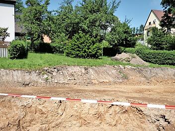 Eine deutliche Verschönerung soll der Platz im Bereich des abgerissenen Anwesens Oberanger 14 erfahren. Hier werden eine Parkfläche für sieben Autos und ein Behindertenparkplatz geschaffen.  Foto: Werner Reißaus