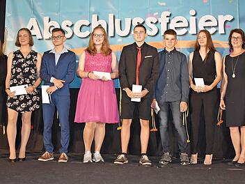 Die Schulbesten der Mittelschule Gräfenberg mit Rektorin Petra Mayer (l.), Zweiter Bürgermeisterin Sylvia Hofmann (2. v. r.) und Sebastian Häfner (r.), Mitarbeiter der Schulleitung Foto: Petra Malbrich