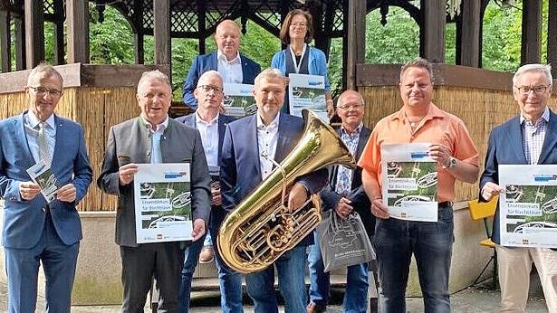 Die Vorfreude auf den diesj&auml;hrigen Brass-Fr&uuml;hschoppen am 7. August ist gro&szlig;. Im Kulmbacher M&ouml;nchshof trafen sich Verantwortliche und Sponsoren (von links): Harry Wei&szlig;, Vorstand der Sparkasse Kulmbach-Kronach, Bezirkstagspr&auml;sident Henry Schramm, S...