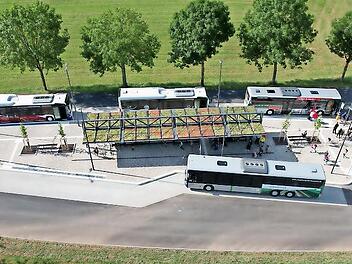 Drohnenaufnahme von der neuen Bushaltestelle am Feuerwehrhaus in Hammelburg