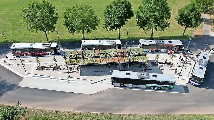 Drohnenaufnahme von der neuen Bushaltestelle am Feuerwehrhaus in Hammelburg