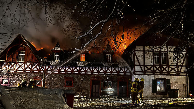 Flammeninferno auf Reitanlage Fahrenbühl: 300 Einsatzkräfte gefordert