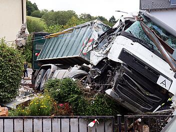 Lastwagen prallt gegen Hauswand