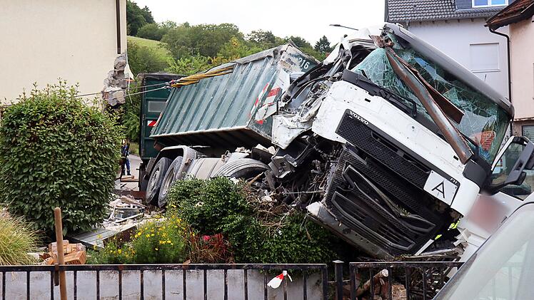 Lastwagen prallt gegen Hauswand