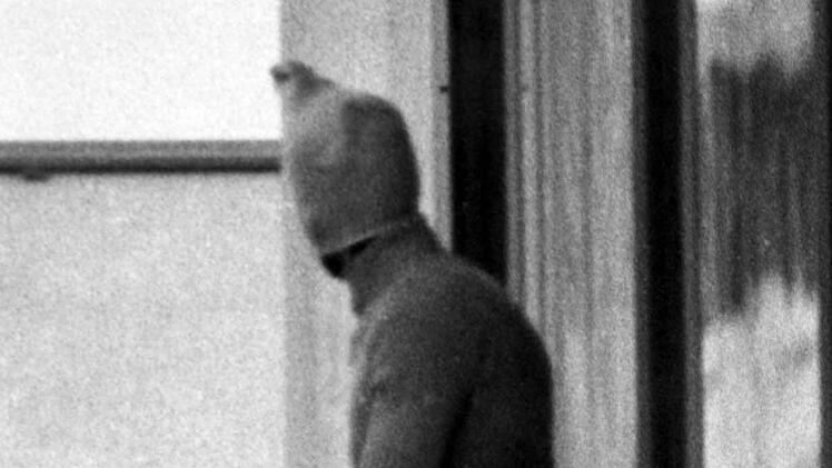 Einer der Terroristen der Gruppe "Schwarzer September"  steht maskiert auf dem Balkon des Apartments mit den Geiseln. Foto: dpa/Archiv