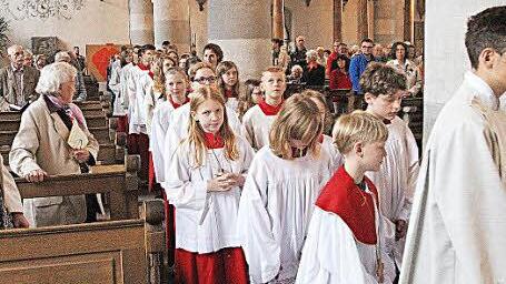 Die Ministranten ziehen feierlich zum Gottesdienst in die Kirche ein. Foto: Dieter Britz