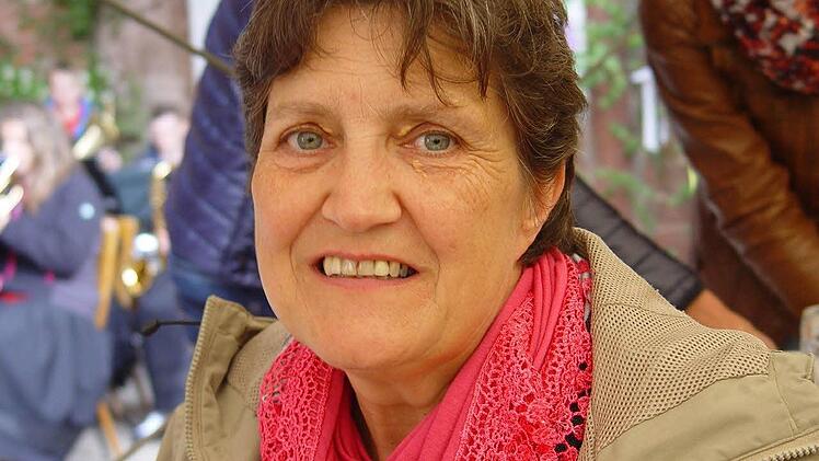 Brigitte Übelacker, eine der beiden Küsterinnen: "Ich liebe es, wenn ich morgens in die Kirche komme und noch alles still ist. Schon von klein auf ist mir die Kirche wichtig. Manchmal übt Organistin Heidi Karle, dann mache ich meine Arbeit mit einem privaten Konzert." Foto: Brigitta Kempe-Wolf
