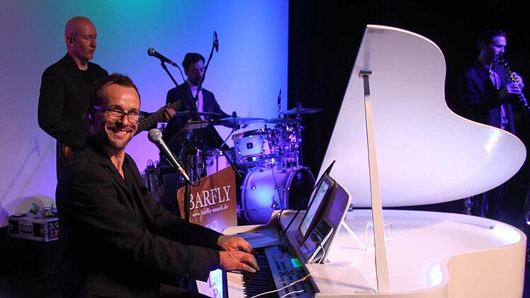 "Barfly" sorgte bei den Abibällen des Markgraf-Georg-Friedrich-Gymnasiums und des Caspar-Vischer-Gymnasiums für gediegene musikalische Unterhaltung. Foto: Sonja Adam