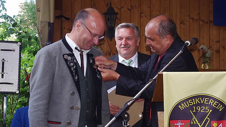 Jürgen Fischer (von links) wurde von Kreisvorsitzenden Wolfgang Müller sowie vom stellvertretenden Bezirksvorsitzenden Thomas Kolb für seine 25-jährige Tätigkeit als Dirigent ausgezeichnet.  Fotos: Heike Schülein