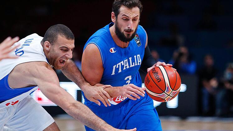 Marco "Rocky" Belinelli (rechts) beließ es beim 82:52-Sieg gegen überforderte Israelis (hier Raviv Limonad) bei 14 Punkten (vier Dreier). Foto: Voan Valat/dpa