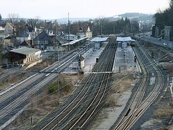 Die Bahn will den mittleren Bahnsteig des Coburger Bahnhofs nun doch beidseitig verlängern. So können dort zwei ICE gleichzeitig halten. Die Stadt hatte die ursprünglichen Pläne, nur eine Seite des Bahnsteigs auszubauen, 2014 scharf kritisiert. Foto: Volkmar Franke/www.hochbild-design.de