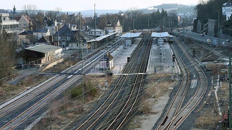 Die Bahn will den mittleren Bahnsteig des Coburger Bahnhofs nun doch beidseitig verlängern. So können dort zwei ICE gleichzeitig halten. Die Stadt hatte die ursprünglichen Pläne, nur eine Seite des Bahnsteigs auszubauen, 2014 scharf kritisiert. Foto: Volkmar Franke/www.hochbild-design.de