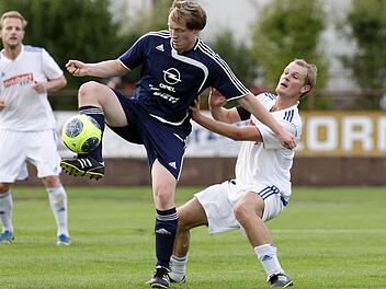 Johannes Fischer (Mitte) geht in seine dritte Saison als Spielertrainer mit dem TV Ebern.