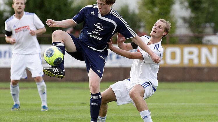 Johannes Fischer (Mitte) geht in seine dritte Saison als Spielertrainer mit dem TV Ebern.