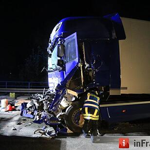 Lkw prallt gegen Stauende auf A3