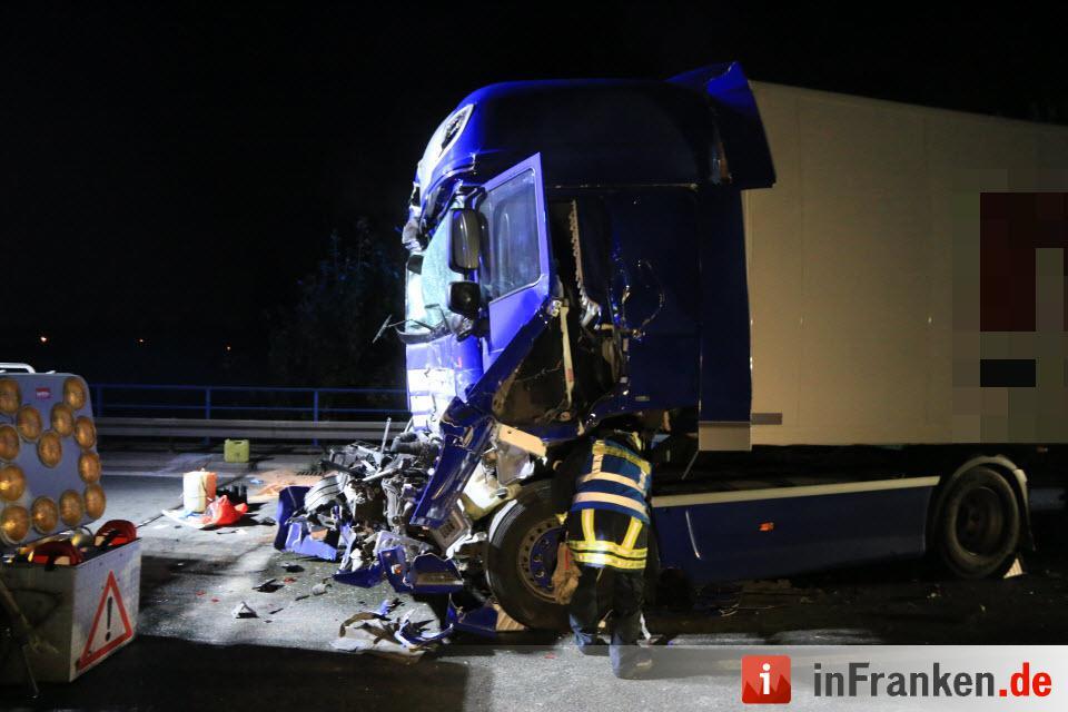 Lkw prallt gegen Stauende auf A3